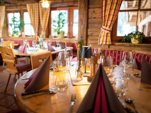 Grünegg Alm Restaurant gedeckte Tische
