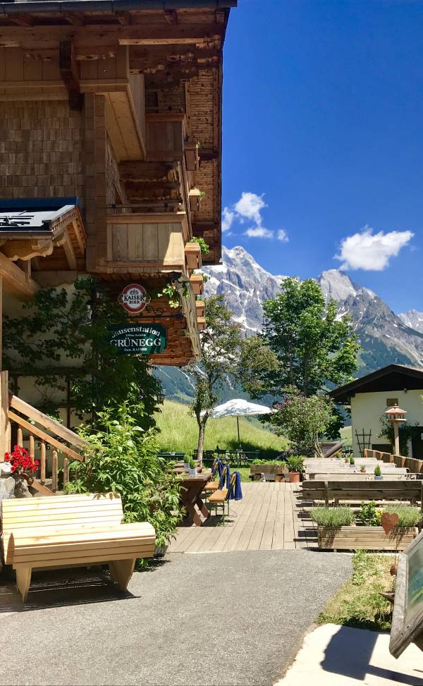 Stock up on vitamin D on the sun terrace: Our most beautiful outdoor space for connoisseurs - Grünegg Alm und Hochkönig Edelbrennerei