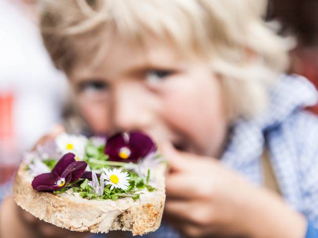 Kind Brot Frische Kräuter Grünegg Kräuterwandern