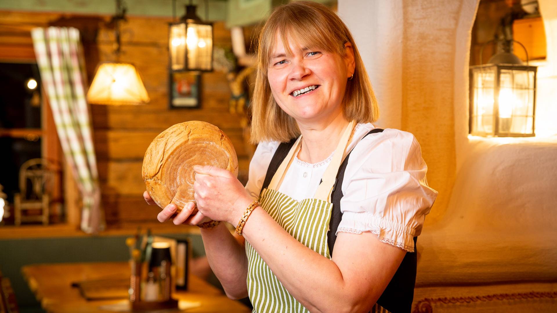 Grünegg Alm Birgit mit selbstgebackenem Brot