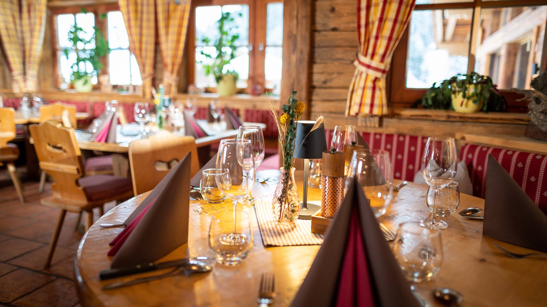 Grünegg Alm Restaurant gedeckte Tische